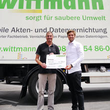 Spendenübergabe von Wittmann an die Initiative krebskranke Kinder München